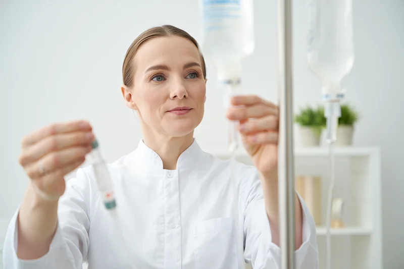 Медсестра с капельницей